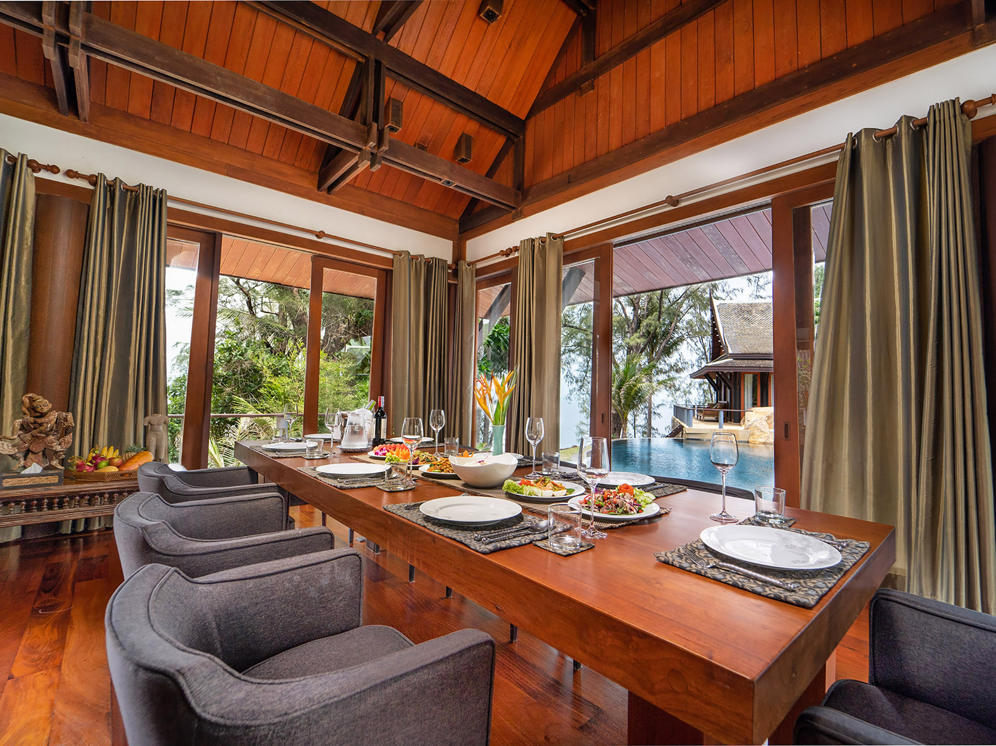 3. Villa Chada - Dining area with view to the pool