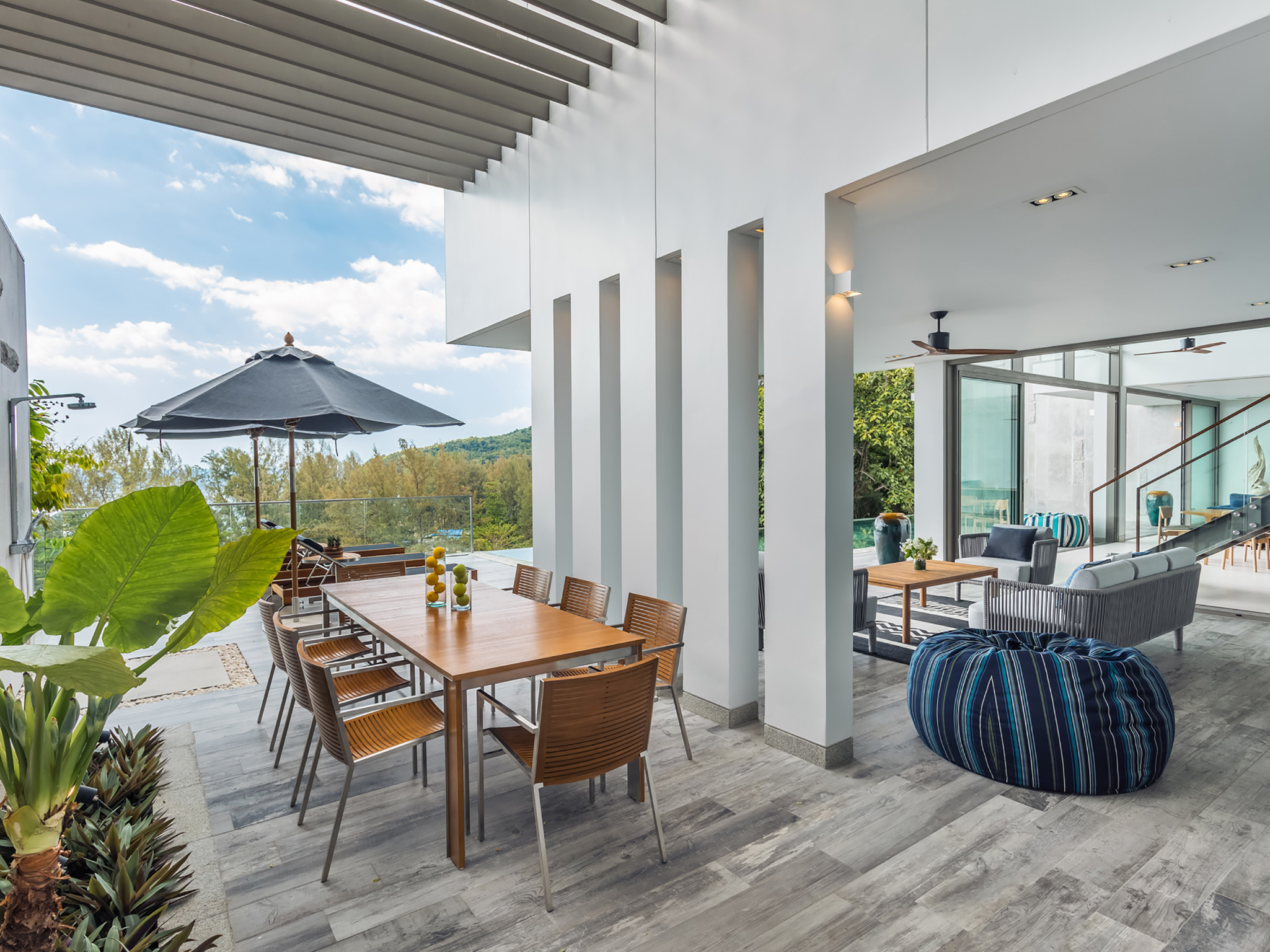 Malaiwana Duplex - Open-plan dining and living area