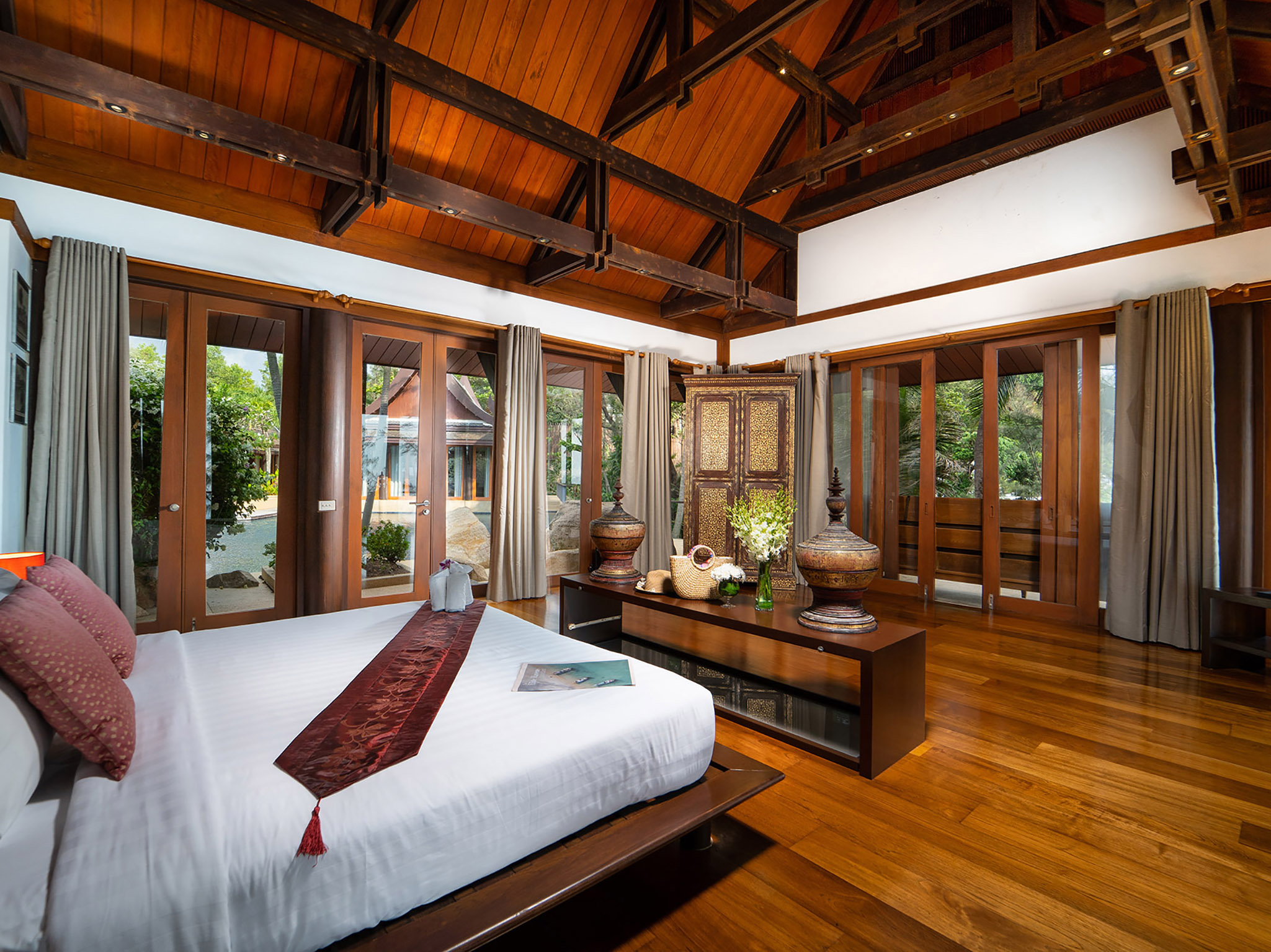 Villa Chada - Sumptuous master bedroom design